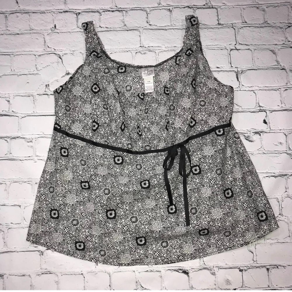 Plus Size Sleeveless Floral Top